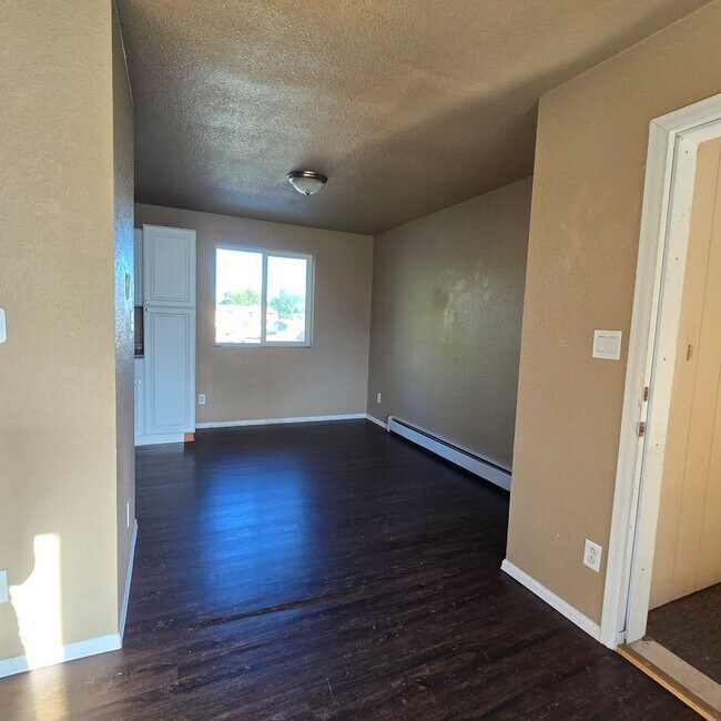 Building Photo - 2 BR / 1 BA Upper-Level Apartment in Clifton – $1,150