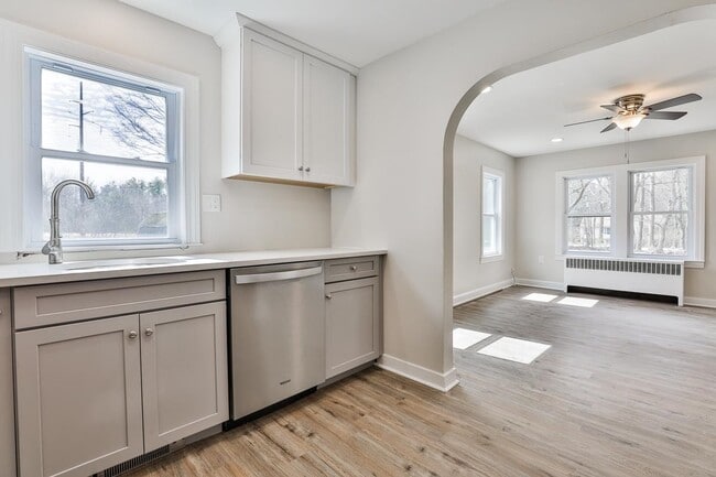 Building Photo - 139 Greeley St