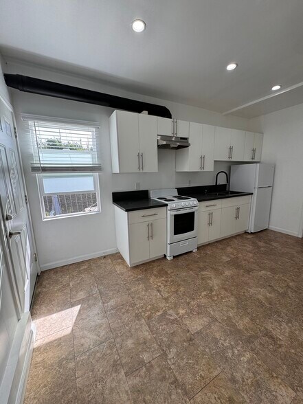 Building Photo - 1726 Bryn Mawr Ave