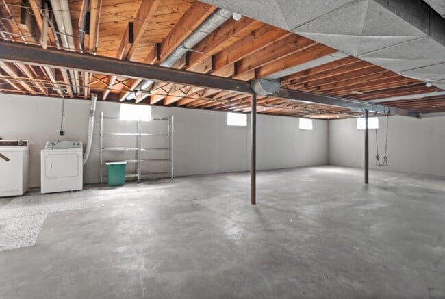 Building Photo - 1350 Hart Rd