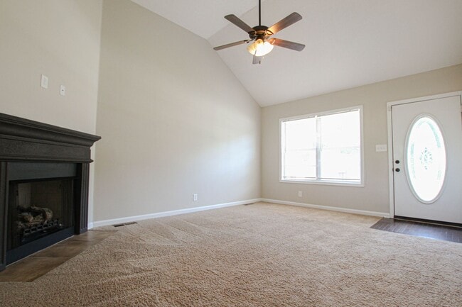 Building Photo - Three Bedroom in Autumn Creek!