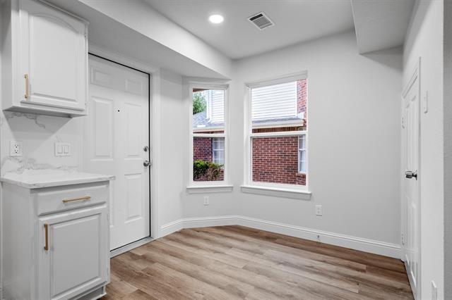 Building Photo - 9424 Blue Jay Way