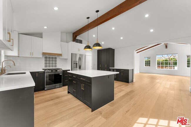 Building Photo - 9005 Rosewood Ave