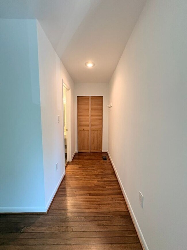 Building Photo - 2071 Golf Course Dr