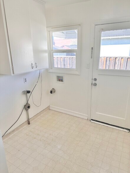 Building Photo - 82 E Rosemary Ln