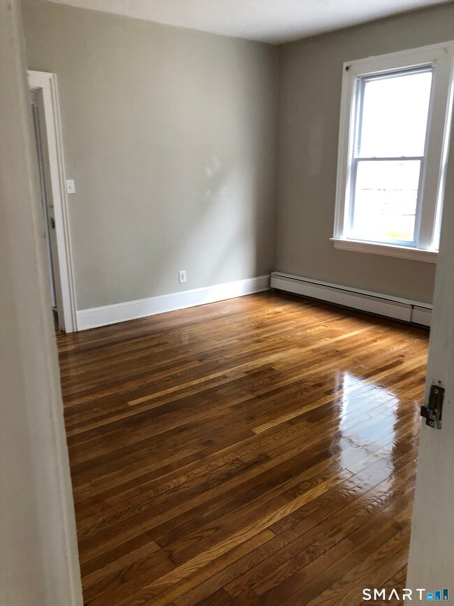 Building Photo - 152 Lyons St