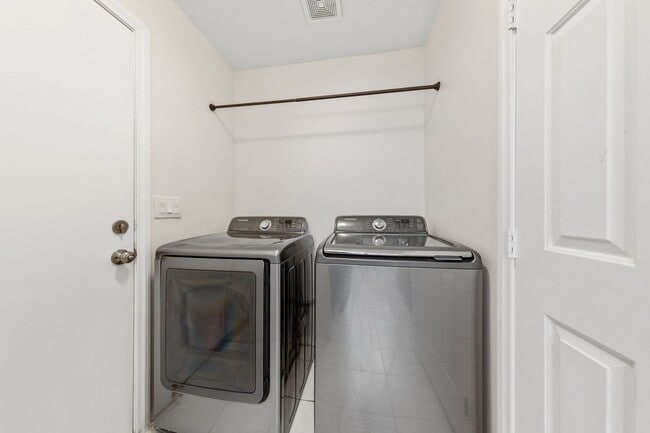 Building Photo - HENDERSON BEAUTIFUL 2-STORY TOWNHOME WITH ...