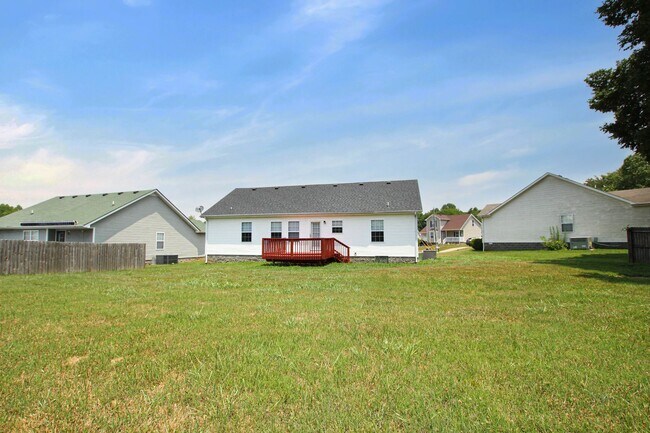 Building Photo - Three Bedroom with Bonus!