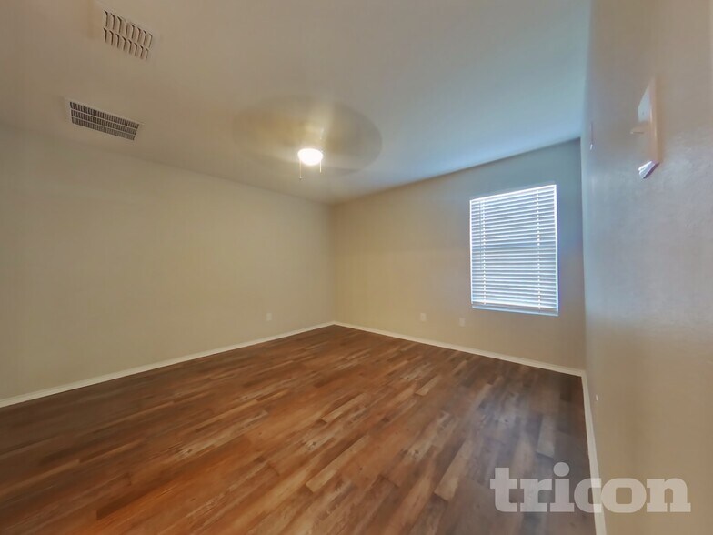 Building Photo - 460 Blue Crow Ln