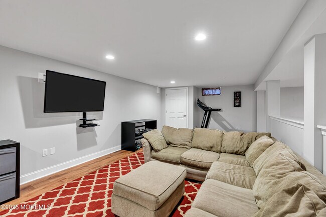 Building Photo - 17 Acorn Dr