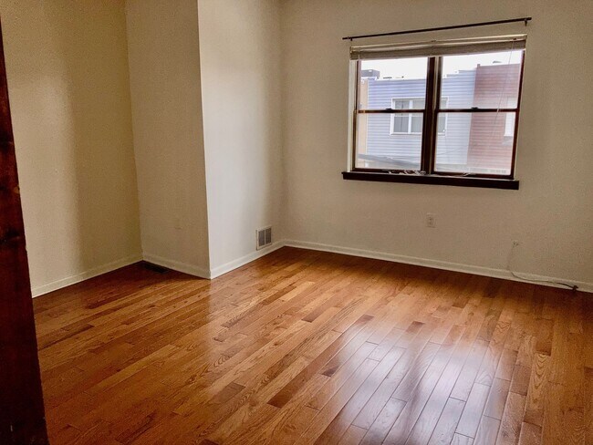 Building Photo - Marconi Plaza 3bd/2bth w/ Parking on Uniqu...