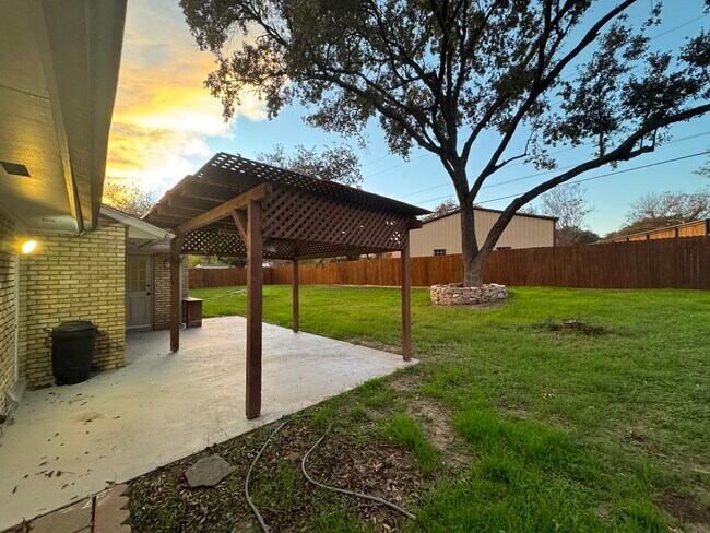 Building Photo - 200 Shalimar Dr