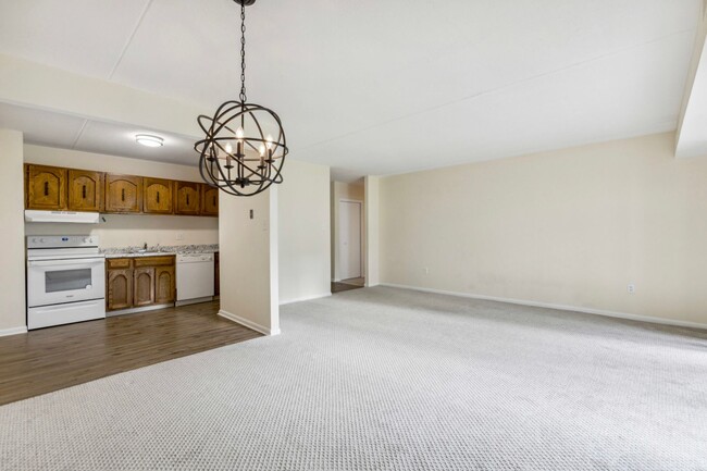 Building Photo - 1 Bedroom Condo Walking distance to Univer...