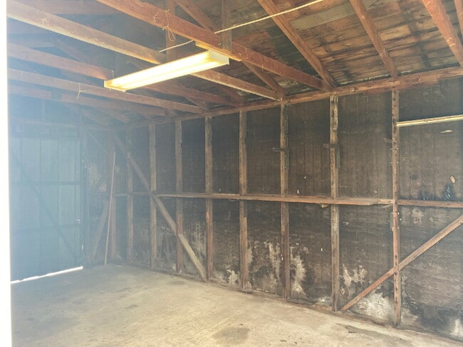 Building Photo - Charming 2-Bedroom, 1-Bath Home with Modern Updates on a Spacious Lot