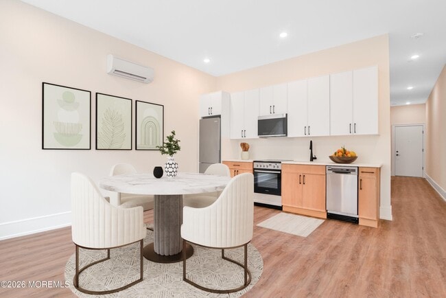 Building Photo - 527 Bangs Ave