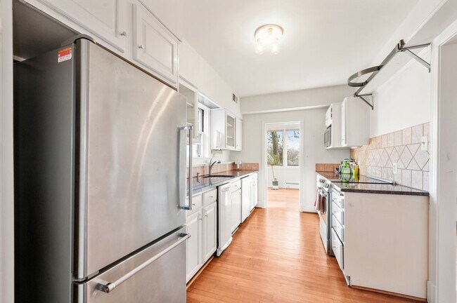 Building Photo - 5325 Chevy Chase Pky NW