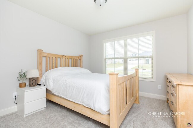 Building Photo - 214 Creek Ridge Dr