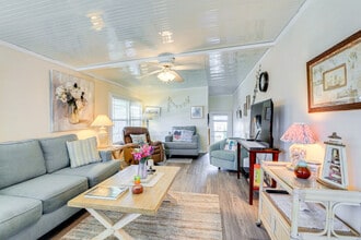 Building Photo - 670 N Green Cir