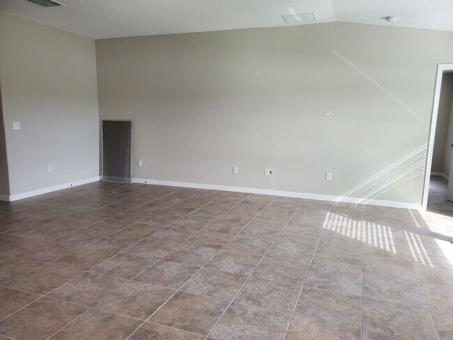 Building Photo - "Spacious 4-Bed, 2-Bath Gem with 1936 Sq Ft of Comfort in Riverview, FL!"