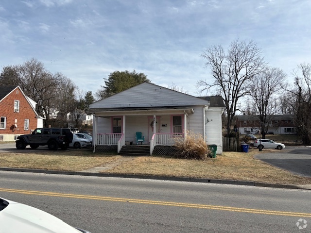 Building Photo - 448 Roanoke St E