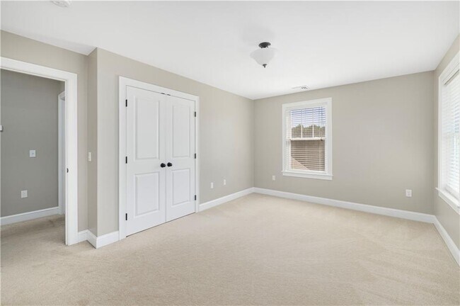 Building Photo - 18 Vanderbilt Ln