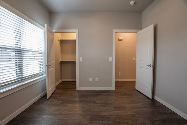 Building Photo - Charming 2 bedroom!