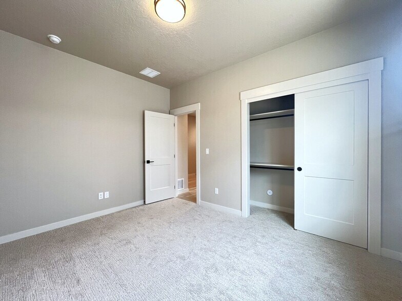 Building Photo - 2300 S Hurd Ave