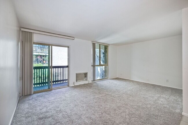 Building Photo - 1/2 off 1st month rent move in special at the Bluffs!!!