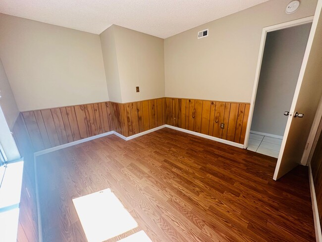 Building Photo - Spacious 3 Bedroom 2 Bath in Mira Mesa! Bi...