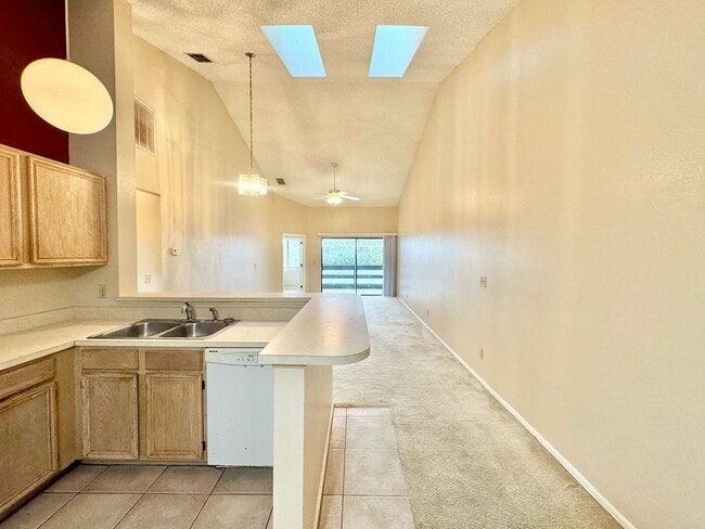 Building Photo - Winterset Condo