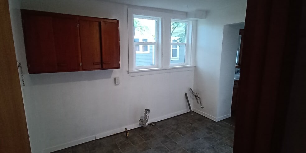 Mudroom windows and laudry hookups - 138 Harrison St