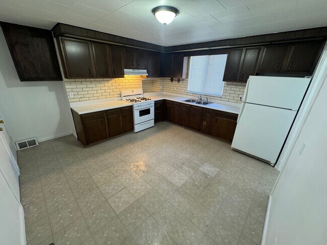 Building Photo - Spacious 4-Bed 2-Bath House!!