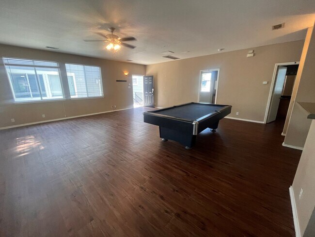 Building Photo - 6bed/3bath with garage in North Campus