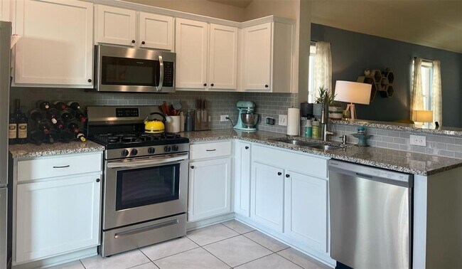 Building Photo - 2025 Langdale Ln