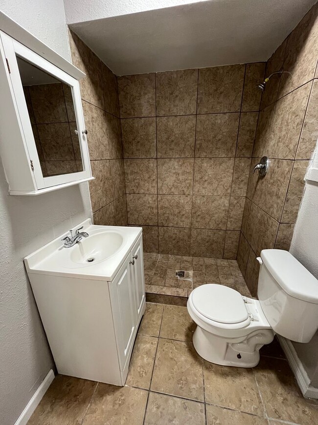 Building Photo - 3 bedroom 2 bath!