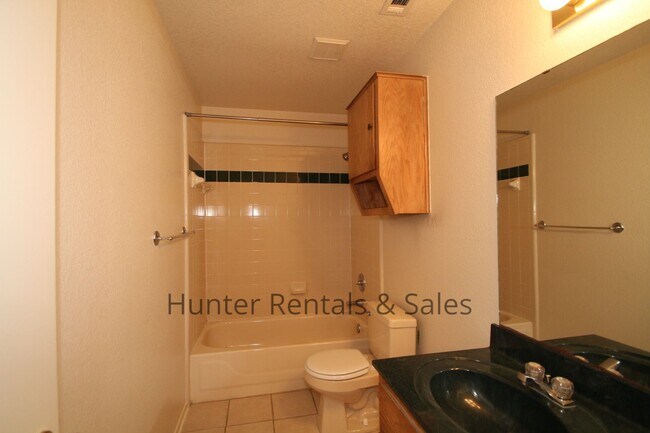 Building Photo - 4604 Fieldcrest Dr