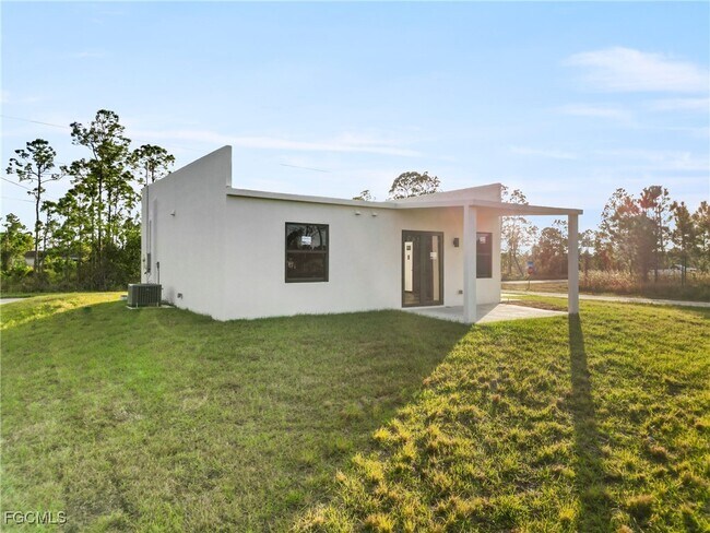 Building Photo - 935 Panda Dr