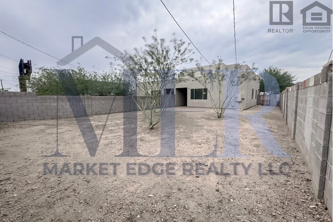 Building Photo - 3Bed/2.5Bath Townhouse at 7th St/Hatcher! Move-In Ready on 04/09/2026! -- NO HOA! ALL TILE FLOORING!