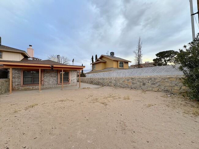 Building Photo - East El Paso 2bed/2bath duplex