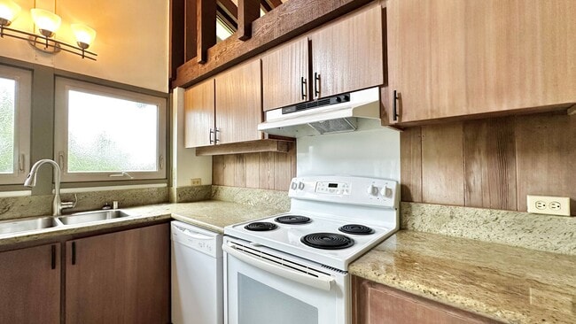 Building Photo - Spacious 3 BED/3 BATH Classic Maunawili Ho...