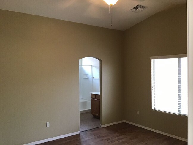 Building Photo - Beautiful 3Bed & 2Bath w/ Den, near Davis Monthan, Vail school district