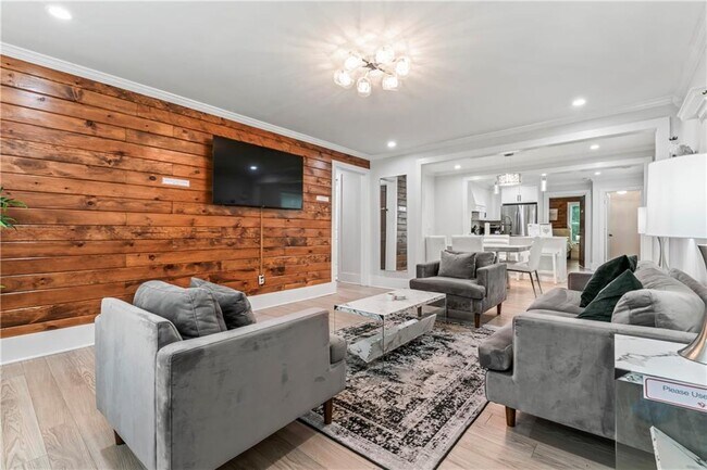 Building Photo - 1129 Graymont Dr SW