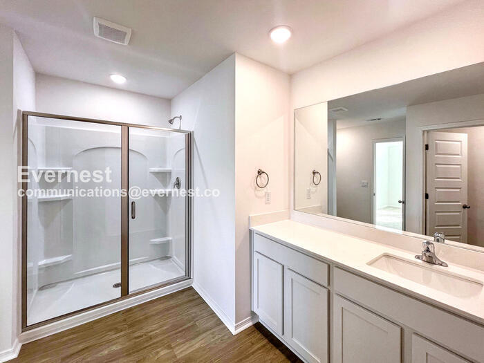 Building Photo - 104 E Sunbelt Ct