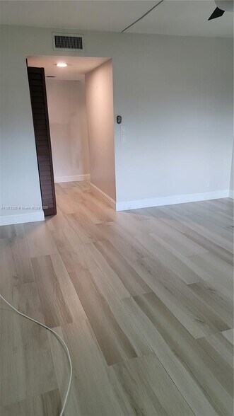 Building Photo - 330 Racquet Club Rd