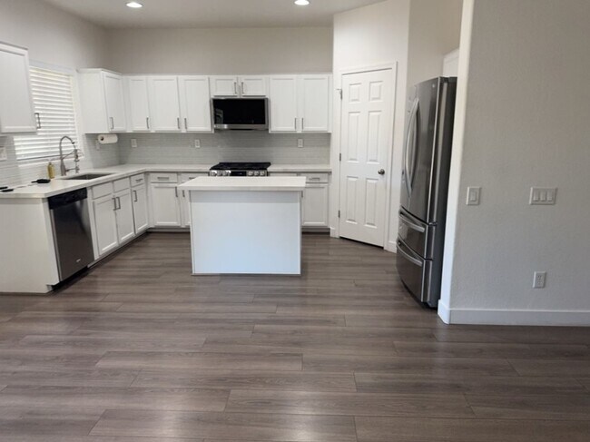 Building Photo - Beautifully updated 4 bedroom plus loft, 2...
