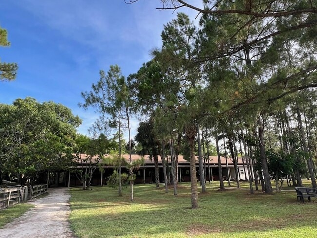 Building Photo - 1711 Stallion Dr