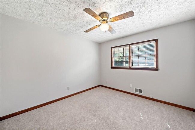 Building Photo - 106 Robinhood Dr