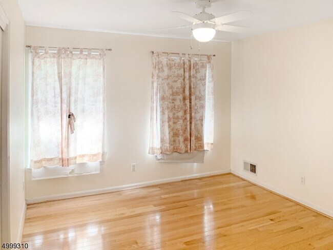 Building Photo - 9 Colonial Ct