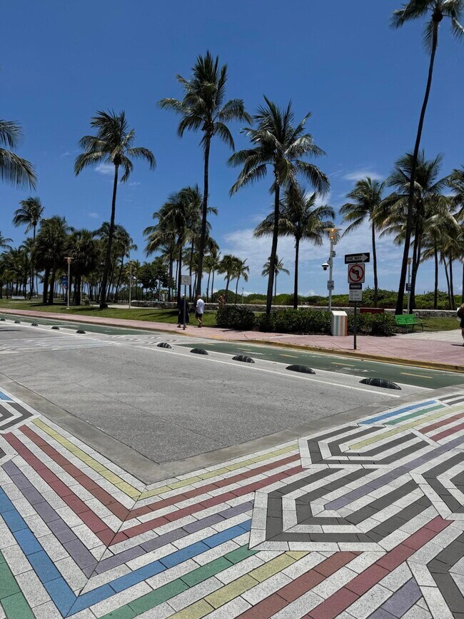 Building Photo - 1150 Collins Ave