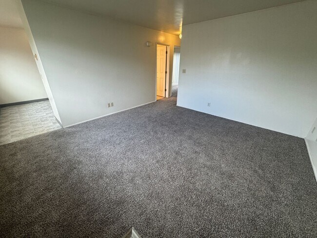 Building Photo - (964 - 01) 2 bedroom/1 Bath